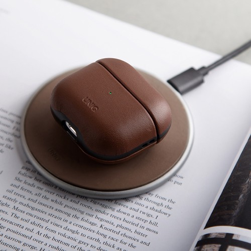 Чехол Uniq Terra Genuine Leather with wrist strap для AirPods 3 (2021), коричневый