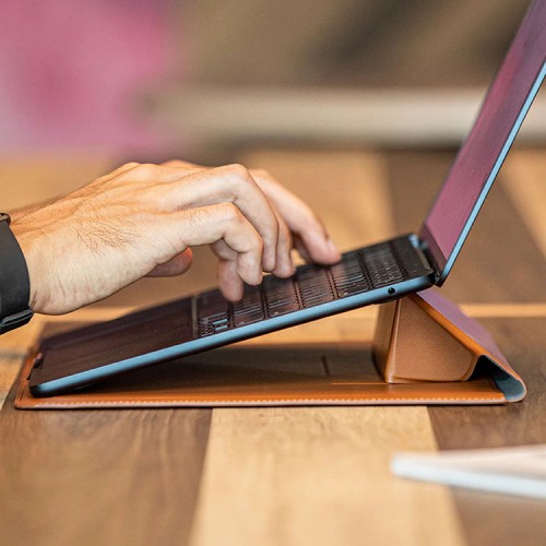 Uniq для ноутбуков 14" чехол Oslo V.2 PU leather Magnetic Laptop sleeve/foldable stand Mustard