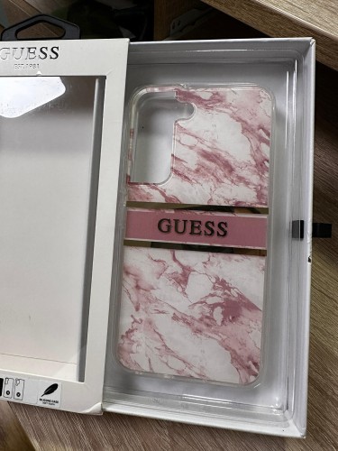(Уценка) Чехол Guess Marble with Gold stripe Hard для Galaxy S22, розовый